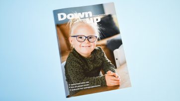 Maatbril op de cover Down+Up magazine van Stichting Downsyndroom